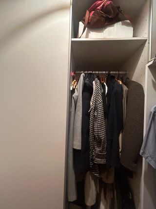 Armario vestidor blanco con pantalonero