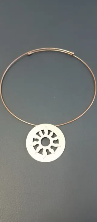 Collar con colgante de sol plateado