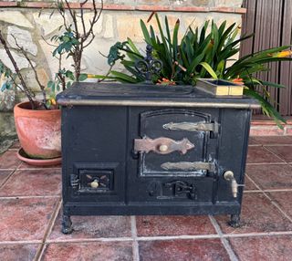 Cocina antigua de leña negra