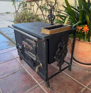 Cocina antigua de leña negra