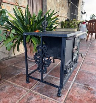 Cocina antigua de leña negra