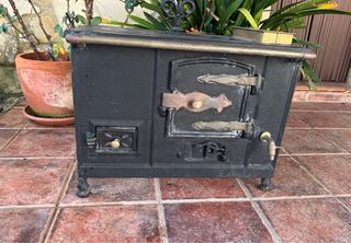 Cocina antigua de leña negra