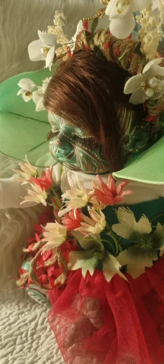 Muñeca Reborn con flores y tutú