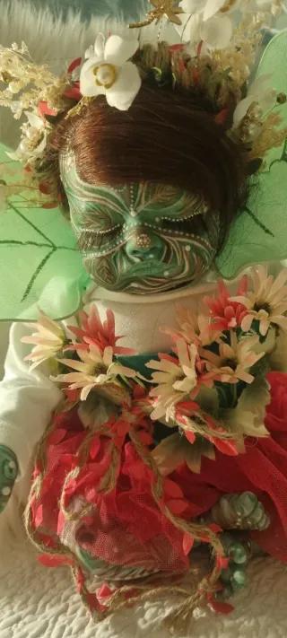 Muñeca Reborn con flores y tutú