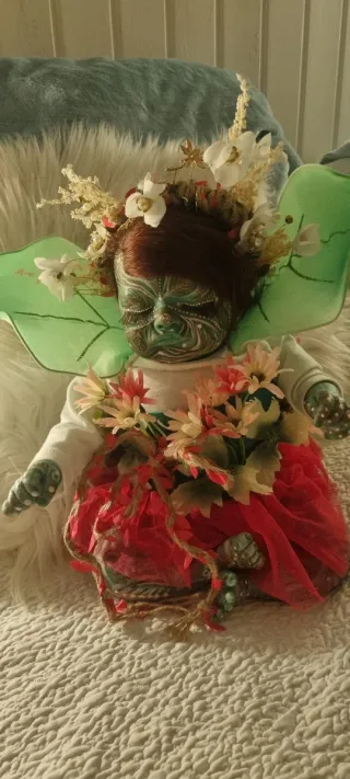 Muñeca Reborn con flores y tutú