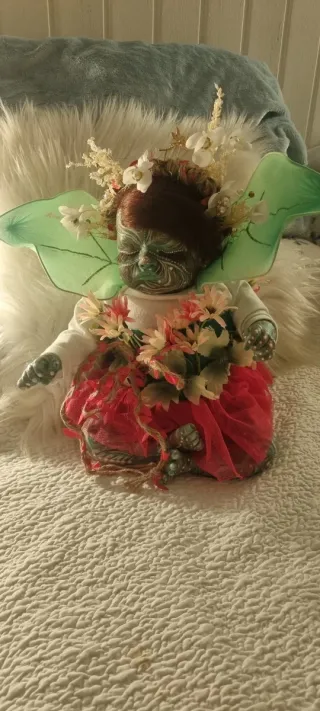 Muñeca Reborn con flores y tutú