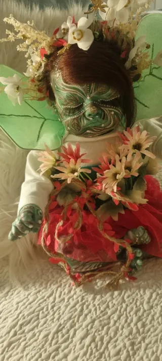 Muñeca Reborn con flores y tutú