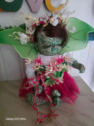 Muñeca Reborn con flores y tutú