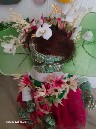 Muñeca Reborn con flores y tutú