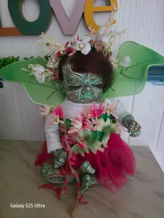 Muñeca Reborn con flores y tutú