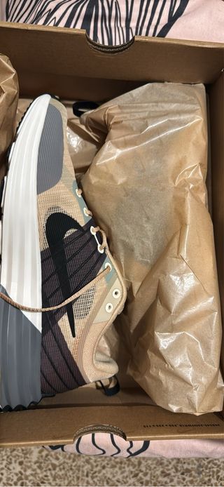 Tenis Nike Beige y Gris