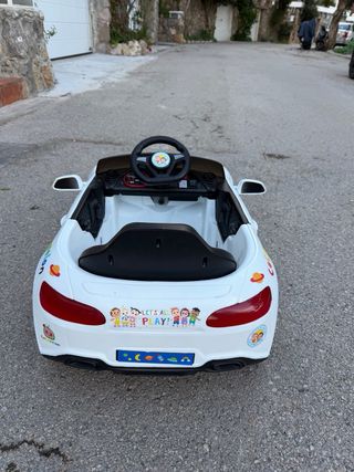 Coche eléctrico infantil blanco