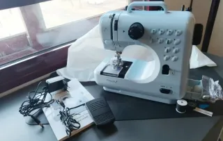 Máquina de coser Magicfly 12 con funda y accesorio