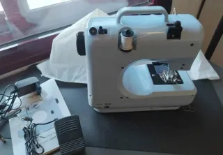 Máquina de coser Magicfly 12 con funda y accesorio