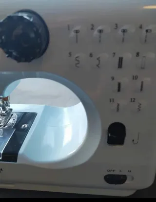 Máquina de coser Magicfly 12 con funda y accesorio