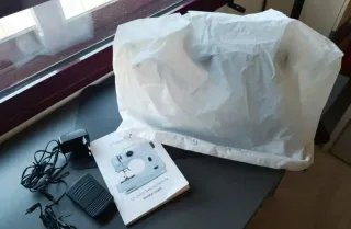 Máquina de coser Magicfly 12 con funda y accesorio