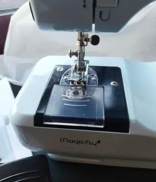 Máquina de coser Magicfly 12 con funda y accesorio