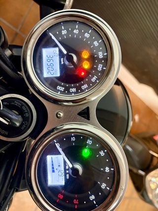 Triumph T100 Negra 2016