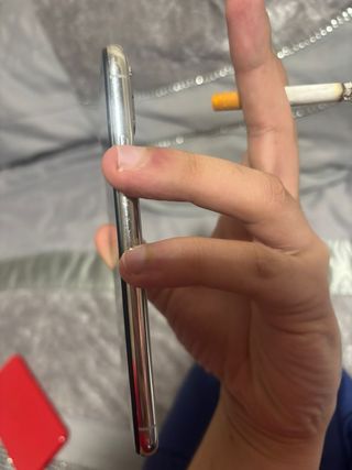 iPhone XS 256GB Argento con un lato rotto