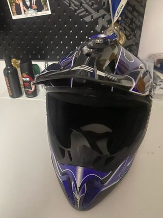 Casco de moto azul y negro