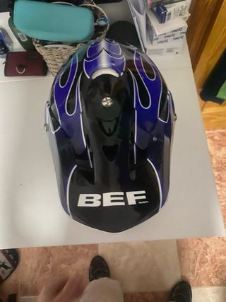 Casco de moto azul y negro