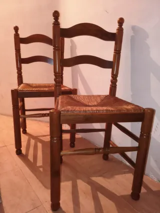 Juego de 4 sillas de madera