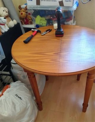 4 Sillas y una mesa de comedor de madera