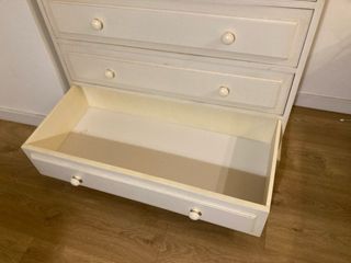 Cómoda blanca de madera