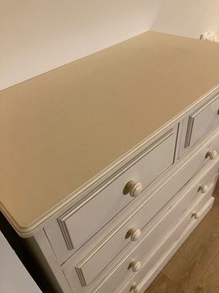 Cómoda blanca de madera