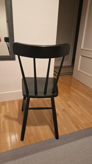 Silla de madera negra