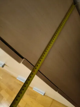 Cómoda de madera beige