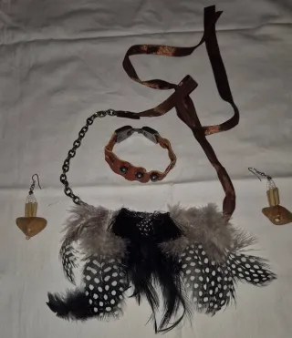 Colgante, pulsera y pendientes