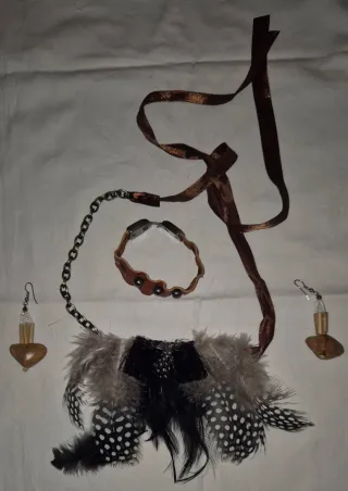 Colgante, pulsera y pendientes