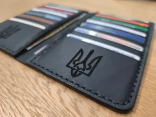 Tarjetero de cuero negro