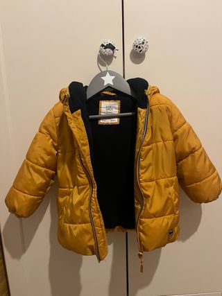 Plumífero de niño mostaza