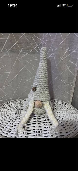 Gnoma portafortuna amigurumi bianca