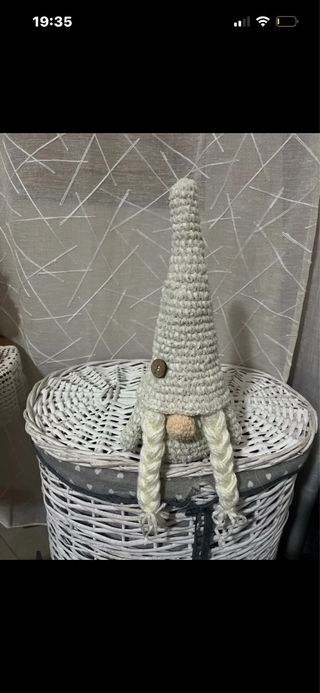 Gnoma portafortuna amigurumi bianca