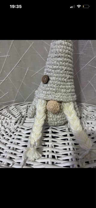 Gnoma portafortuna amigurumi bianca