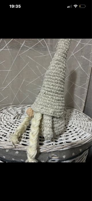 Gnoma portafortuna amigurumi bianca