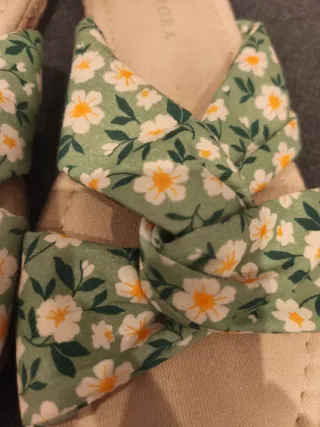 Sandalias pala floral verde y beige. Talla 37