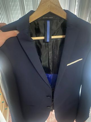 Conjunto de traje azul y blanco
