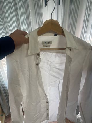 Conjunto de traje azul y blanco