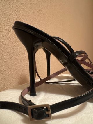 Sandalias de tacón, piel negras com tacón aguja