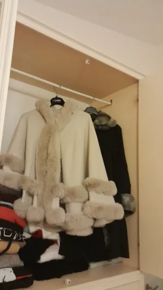 Mantella con pelliccia sintetica beige