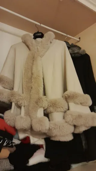 Mantella con pelliccia sintetica beige