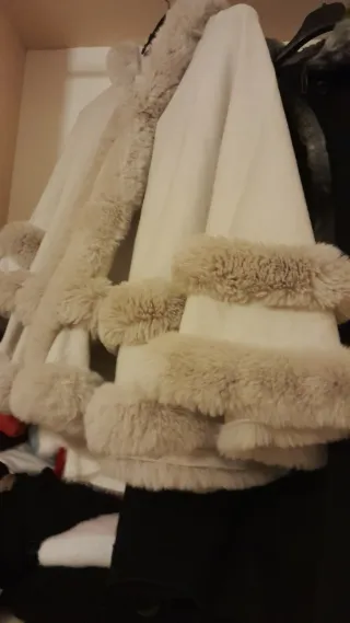 Mantella con pelliccia sintetica beige