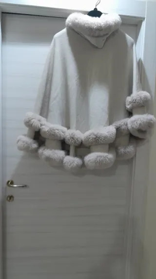 Mantella con pelliccia sintetica beige