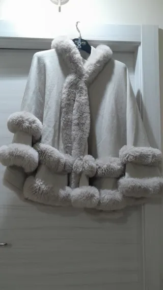 Mantella con pelliccia sintetica beige