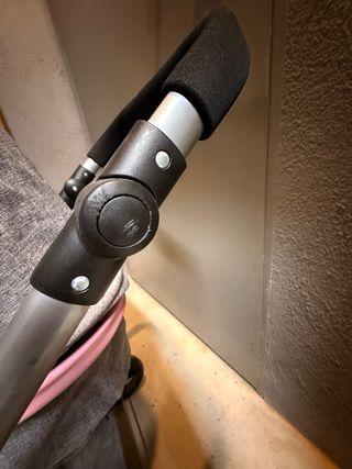 Carrito de muñecas gris y rosa