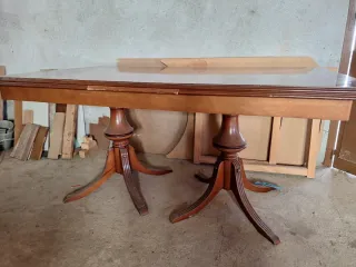 Mesa de comedor de madera